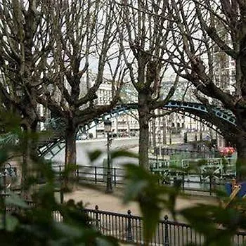 Bed & Breakfast De Valmy Paris