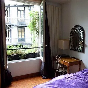 Bed & Breakfast De Valmy Paris